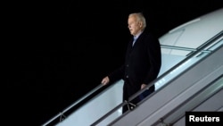 Biden stiže na vojni aerodrom u Poljskoj.