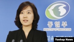 6일 한국 서울청사에서 열린 정례브리핑에서 취재진에 답하는 박수진 통일부 부대변인.