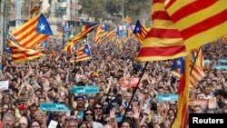 Người dân phản ứng trong khi nghị viện khu vực Catalonia biểu quyết tuyên bố độc lập khỏi Tây Ban Nha ở Barcelona, ngày 27 tháng 10, 2017.