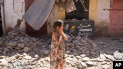 Devojčica ispred ruševina zgrade u Amizmizu, blizu Marakeša (Foto: AP/Mosa'ab Elshamy)