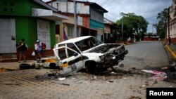 Un auto incendiado es usado como barricada durante protestas contra el gobierno en Masaya, Nicaragua. Expertos internacionales han llegado al país para investigar la violencia en el país desde que el 18 de abril se iniciaron las protestas contra el gobierno de Daniel Ortega que han cobrado 170 vidas.