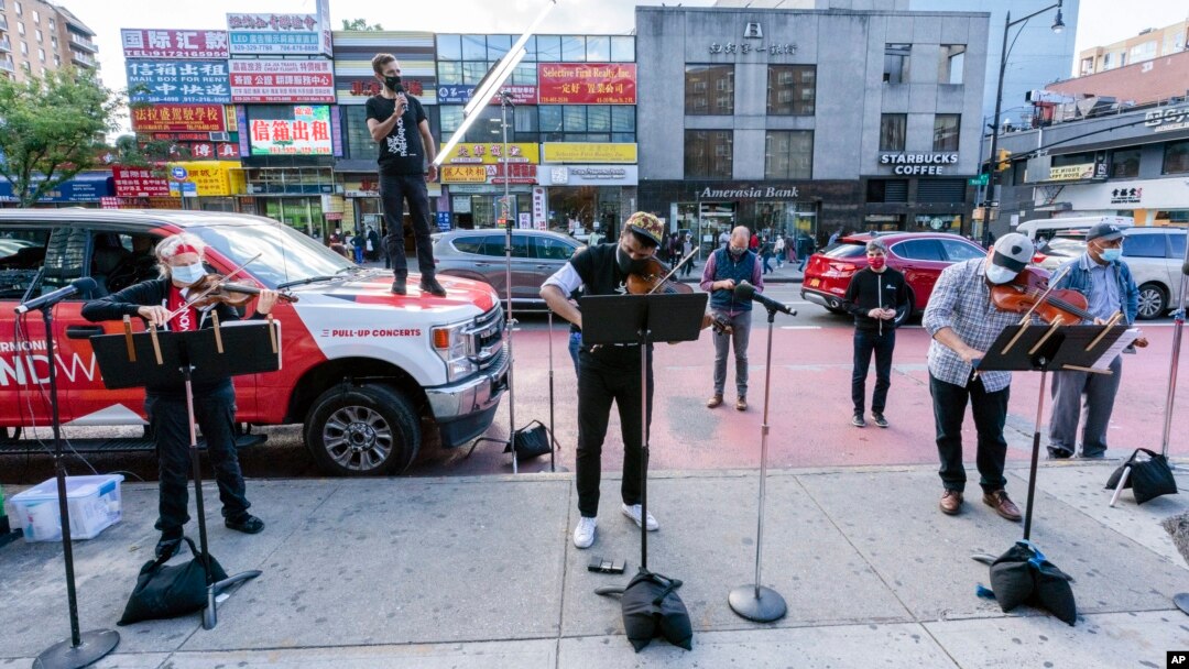 Anggota NY Phil Bandwagon, dari kiri, pemain biola Fiona Simon, countertenor dan produser Anthony Roth Costanzo, pemain biola Curtis Stewart dan pemain biola Robert Rinehart tampil di Flushing, kawasan Queens, New York, Jumat, 2 Oktober 2020. (Foto: dok).