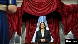 Wakil Presiden AS Kamala Harris saat melantik para senator baru di Gedung Kongres AS, Capitol Hill, hari Selasa (3/1).