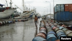 Jajaran kapal Phinisi di pelabuhan Sunda Kelapa, Jakarta, yang tidak bisa berlayar karena cuaca buruk sebagai dampak La Nina, pada 2 Januari 2012. (Foto: Reuters/Beawiharta)