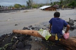 Un hombre observa la inundación causada por el tifón Goni, en Daraga, provincia de Albay, en Las Filipinas, el domingo 1 de noviembre de 2020.