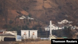 지난 4월 중국 단둥에서 바라본 북한 신의주에 대형 김일성, 김정일 부자 초상화가 세워져있다.