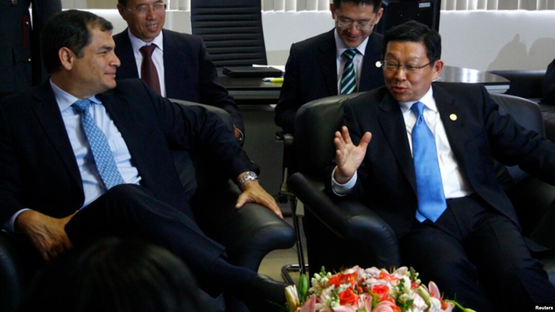 El presidente de Ecuador, Rafael Correa, y el ministro de Comercio de China, Chen Deming, en septiembre de 2012, en Quito.