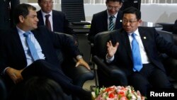 El presidente de Ecuador, Rafael Correa, y el ministro de Comercio de China, Chen Deming, en septiembre de 2012, en Quito.