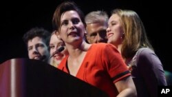 Gretchen Whitmer, candidata a la gobernación de Michigan, habla junto a su familia, a sus partidarios tras ganar la elección primaria el 7 de agosto de 2018 en Detroit, Michigan.