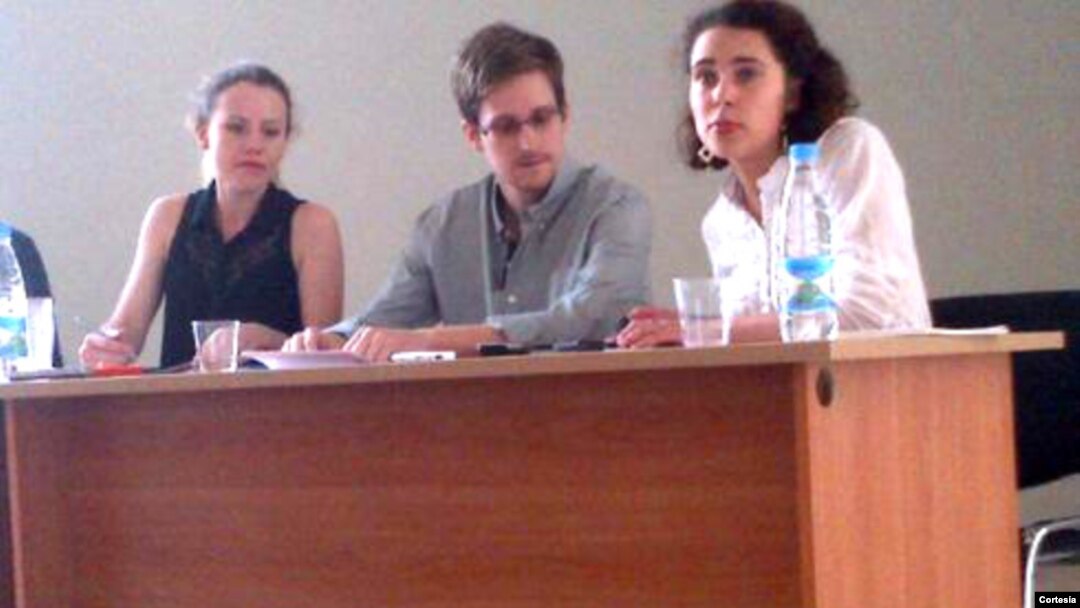 Bức ảnh do HRW chụp Edward Snowden (giữa) tại phi trưởng ở Moscow