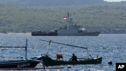 Tàu hải quân Indonesia KRI Singa tham gia nỗ lực tìm kiếm tàu ngầm KRI Nanggala bị mất tích giữa lúc đang tập huấn hôm thứ Tư 21/4/2021 ngoài khơi Banyuwangi, Đông Java, Indonesia. (AP Photo)