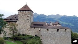 ARCHIVO -Esta fotografía tomada el 7 de septiembre de 2011 muestra el Castillo Vaduz, el hogar de la familia real de Liechtenstein en Vaduz, Liechtenstein. AP