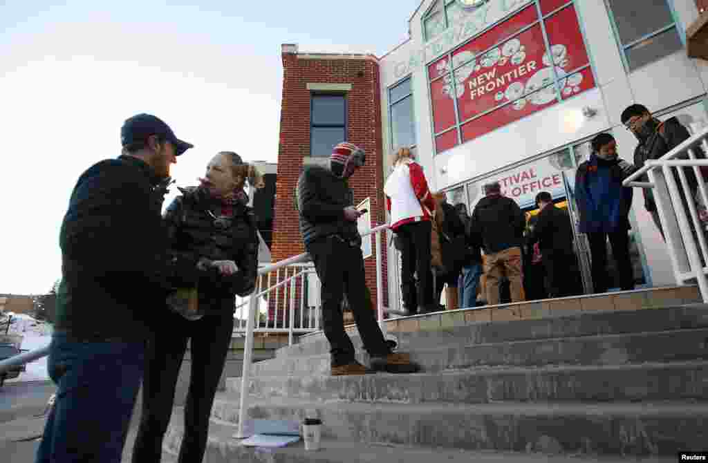 Para penonton mengantre sejak pagi untuk membeli tiket untuk film-film yang diputar di Festival Film Sundance di Park City, Utah (18/1). (Reuters/Jim Urquhart)