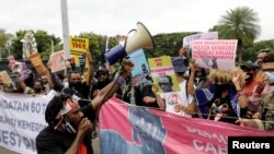 Aktivis Papua memegang spanduk dalam unjuk rasa yang menyerukan hak mereka untuk menentukan nasib sendiri di wilayah Papua di Jakarta , 1 Desember 2021, sebagai ilustrasi. (Foto: REUTERS/Willy Kurniawan)