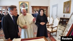 El papa Francisco se reúne con el presidente de Corea del Sur, Moon Jae-in, y su esposa, Kim Jung-sook, durante una audiencia privada en el Vaticano, el 18 de octubre de 2018.