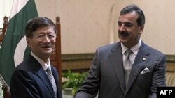 Bộ trưởng công an Trung Quốc Mạnh Kiến Trụ (trái) và Thủ tướng Pakistan Yusuf Raza Gilani