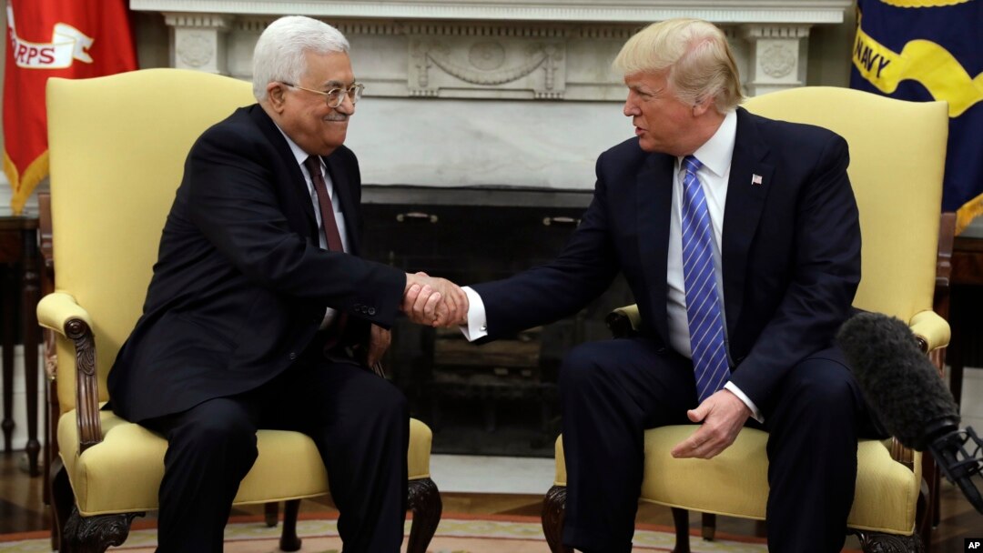 El presidente Donald Trump estrecha la mano del lider palestino, Mahmoud Abbas, durante su visita a la Casa Blanca.