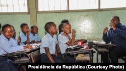 Filipe Jacinto Nyusi na Escola Primária Completa Unidade 10, no bairro de Chamanculo, Cidade de Maputo. 11 de Março de 2015