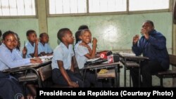 Moçambique: Ministra da Educação retira livro "problemático" da circulação e suspende comissão de avaliação - 2:30