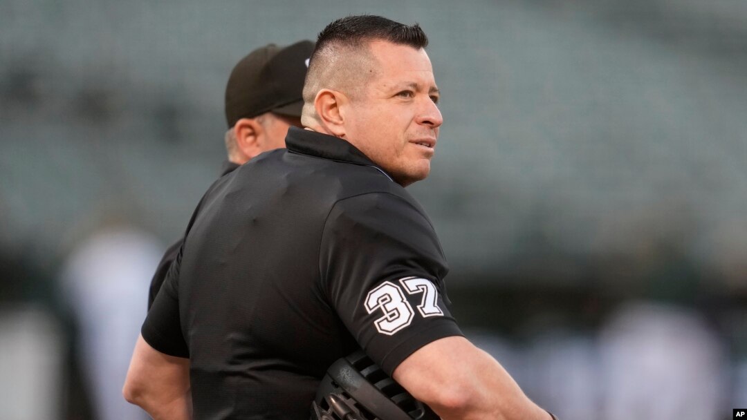 El árbitro venezolano Carlos Torres conversa con un colega antes del juego entre los Marineros de Seattle y los Atléticos de Oakland en California, el 18 de septiembre de 2024. Torres será árbitro principal del primer juego de la Serie Mundial. (ARCHIVO: AP)