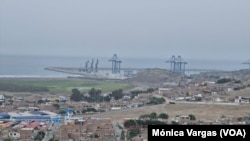 Al lado del puerto está el humedal Santa Rosa, con varios espejos de agua y un manto verde que contrasta con las zonas áridas del lugar.