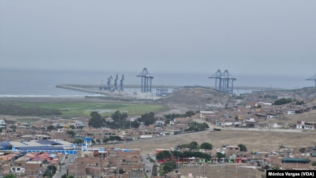 Al lado del puerto está el humedal Santa Rosa, con varios espejos de agua y un manto verde que contrasta con las zonas áridas del lugar.