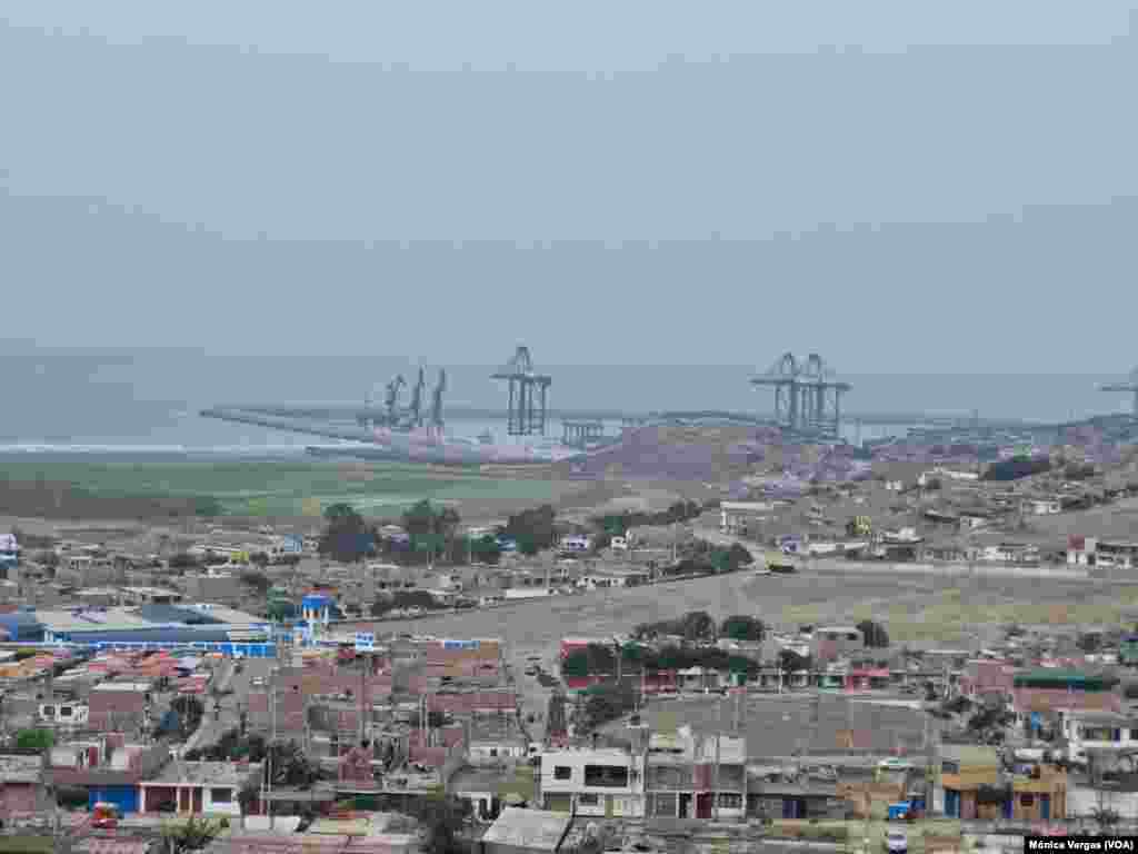 Al lado del puerto está el humedal Santa Rosa, con varios espejos de agua y un manto verde que contrasta con las zonas áridas del lugar.