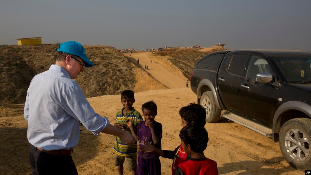 Zamenik direktora UNICEF-a Džastin Forsajt sa decom izbeglih Rohindža u kampu u Bangladešu.
