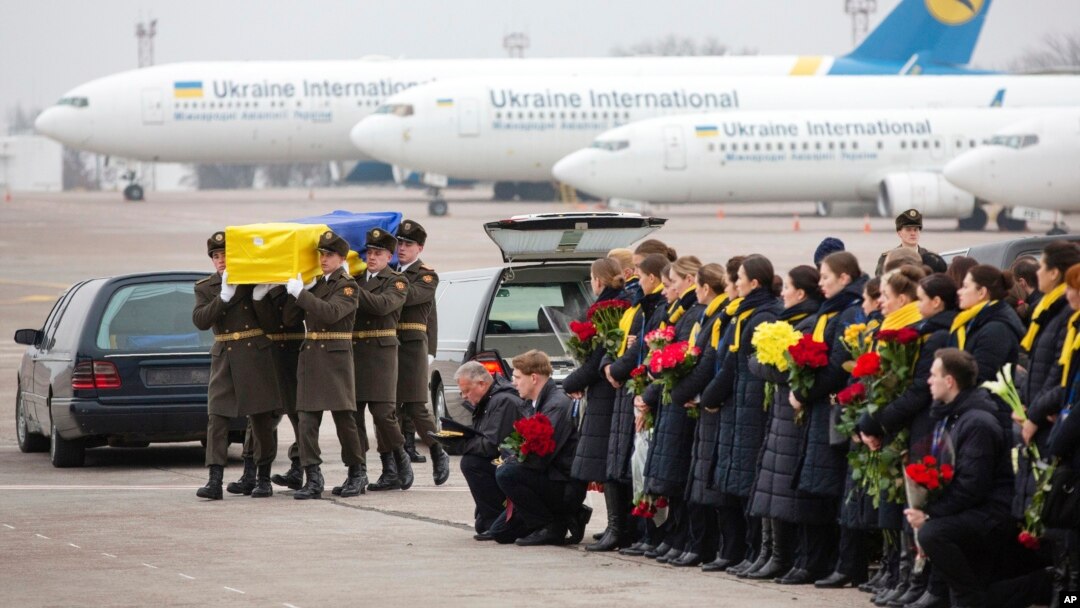 Peti mati yang berisi jenazah 11 warga Ukraina
tiba di bandara internasional Borispil, di pinggiran Kyiv, Ukraina Minggu (19/1).