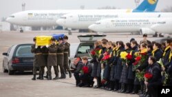 Peti mati yang berisi jenazah 11 warga Ukraina
tiba di bandara internasional Borispil, di pinggiran Kyiv, Ukraina Minggu (19/1).