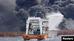 Спасатели пытаются потушить пожар на танкере «Санчи» 