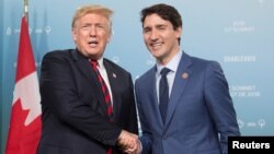 Presiden Donald Trump berjabat tangan dengan PM Kanada Justin Trudeau pada acara KTT G-7 di La Malbaie, Quebec, Kanada, Jumat (8/6) lalu. 