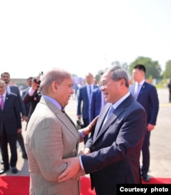 Perdana Menteri Pakistan Shehbaz Sharif menyambut Perdana Menteri China Li Qiang di pangkalan udara militer Noor Khan dekat Islamabad, 14 Oktober 2024 (Courtesy: Kantor Perdana Menteri Sharif)