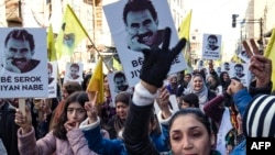 Xwepêşanderên wênneyên Rêberê PKK Abdullah Ocalan bilind dikin