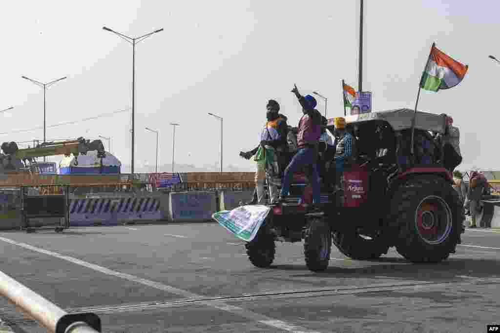 منگل کو کسان ٹریکٹرز پر چڑھ کر احتجاج کرتے ہوئے زرعی قوانین کے خلاف نعرہ بازی کرتے رہے۔