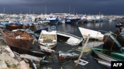 Des épaves de bateaux utilisés par les migrants échouées le long du port d'El-Amra, en Tunisie, 24 avril 2024. Fethi Belaid / AFP