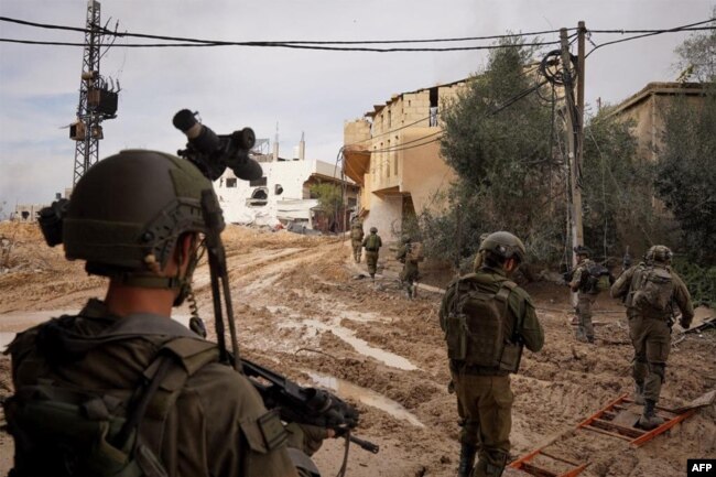 Tentara Israel dari Brigade Givati beroperasi di Khan Yunis di Jalur Gaza selatan. (Foto: AFP)