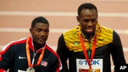 Justin Gatlin (médaille d'argent) et Usain Bolt (médaille d'or), Championnats du monde d'athlétisme , Pékin, le 24 août 2015.
(AP Photo/Mark Schiefelbein)