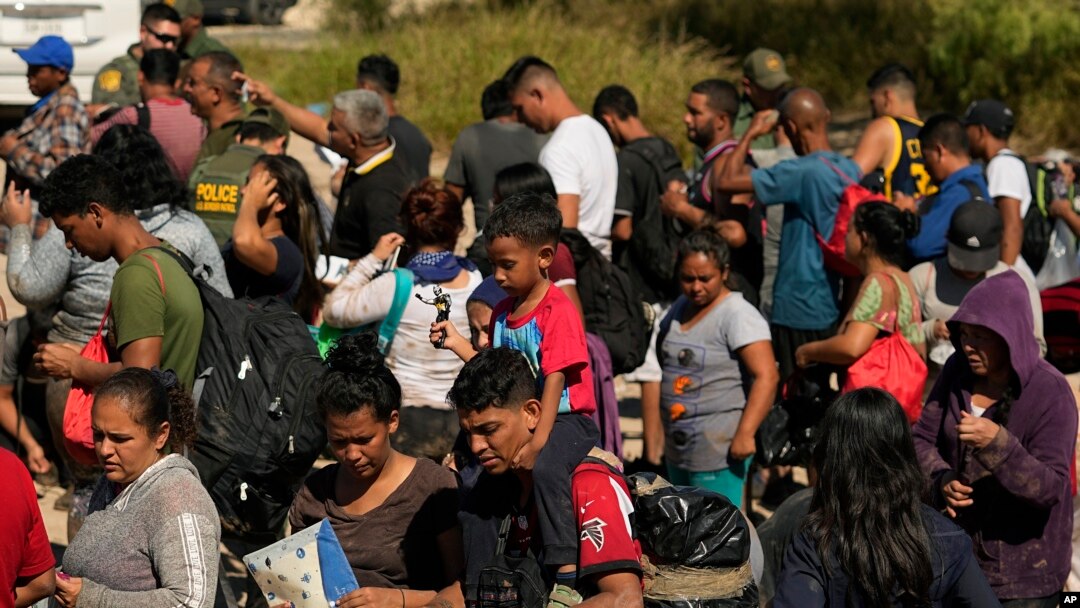 Migranti čekaju da budu procesuirani na graničnom prelazuu Teksasu, 19. oktobar 2023. (AP Photo/Eric Gay)
