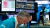 Un trader se tient la main sur la tête après l'arrêt de la négociation à la Bourse de New York, le 18 mars 2020. (Photo: AP)