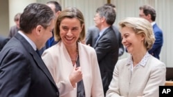 La cheffe de la diplomatie de l'UE, Federica Mogherini (centre), s'entretient avec la ministre allemande de la Défense, Ursula von der Leyen, et le ministre allemand des Affaires étrangères, Sigmar Gabriel, lors d'une réunion des ministres des Affaires étrangères et de la Défense à Bruxelles, le lundi 6 mars 2017.