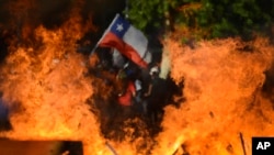 Una barricada levantada por manifestantes arde en las calles de Santiago de Chile.