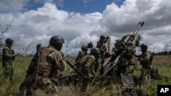 ARHIVA - Ukrajinski vojnici napadaju ruske položaje u Harkovu (Foto: AP/Evgeniy Maloletka)