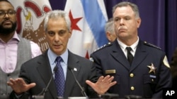 FILE - Chicago Mayor Rahm Emanuel (R) and Police Superintendent Garry McCarthy appear at a news conference in Chicago Nov. 24, 2015. Critics are stepping up calls for Emanuel to resign.