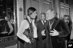 Marlon Brando, right, talks with Dennis Banks, leader of the American Indian Movement, AIM, at a news conference at the Waldorf-Astoria Hotel in New York, Nov. 26, 1974. Brando used the press conference to denounce government injustices to Native Americans. (AP Photo/Marty Lederhandler)
