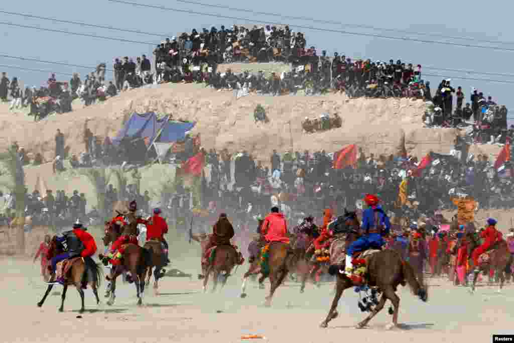 Iraqi Shi&#39;ite Muslims re-enact a scene from the 7th century battle of Karbala to commemorate Ashura, the holiest day on the Shi&#39;ite Muslim calendar in the holy city of Najaf.