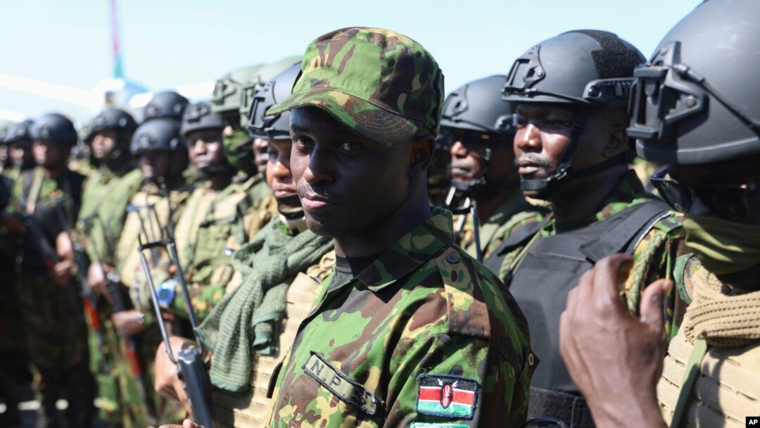 Polisye Kenyan ki fe pati fos miltinasyonal LONU apiye a kanpe sou pis aterisaj ayeropo entenasyonal Toussaint Louverture la nan Potoprens, 18 Janvye 2025.
