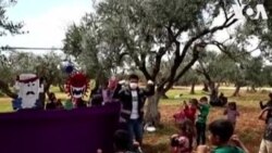 Սիրիայի տեղահանված երեխաների համար վիրուսի մասին իրազեկման խաղեր՝ կամավորներից