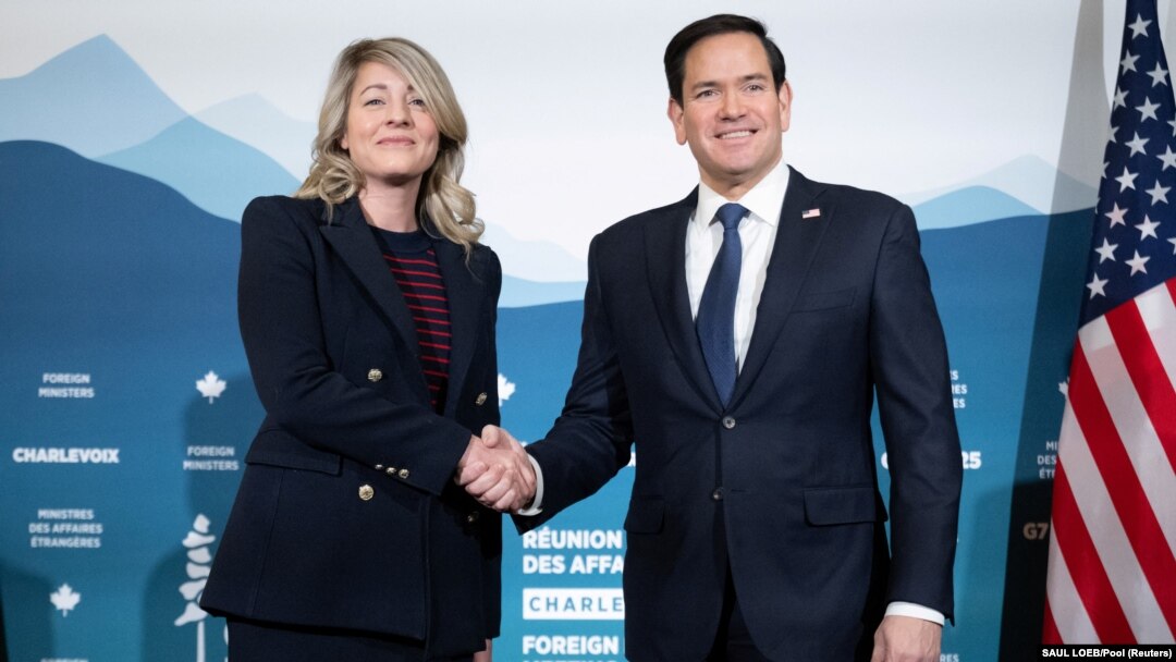 ကနေဒါနိုင်ငံ Quebec ပြည်နယ် Charlevoix မြို့မှာ ကနေဒါနိုင်ငံခြားရေးဝန်ကြီး Melanie Joly နဲ့ တွေ့ဆုံလက်ဆွဲနှုတ်ဆက်နေတဲ့ အမေရိကန်နိုင်ငံခြားရေးဝန်ကြီး Macro Rubio (မတ် ၁၄၊ ၂၀၂၅)