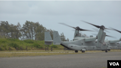 MV-22鱼鹰机运载军队降落执行跨国两栖演练。(2026年7月9日)